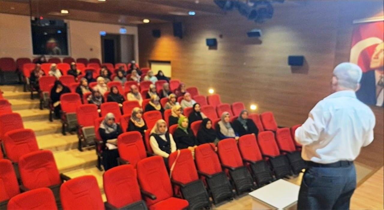 Simavda bayan Kuran kursu öğreticilerine seminer