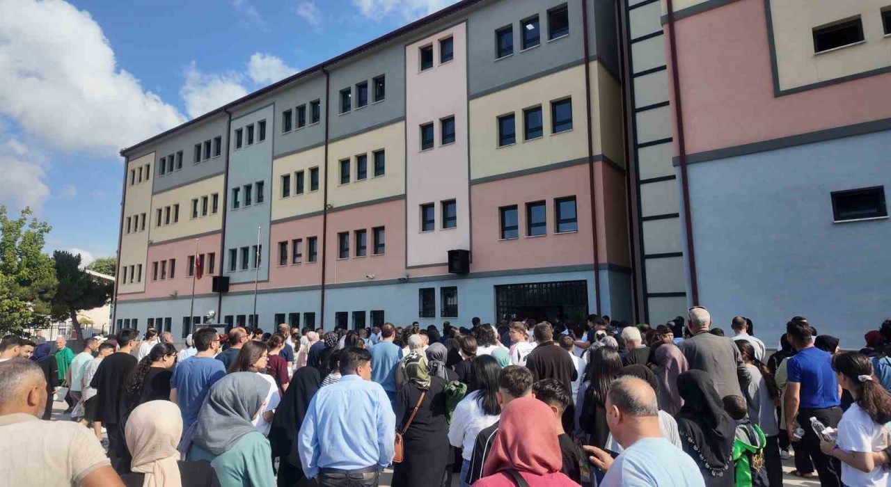 Sınav heyecanı velileri de sardı