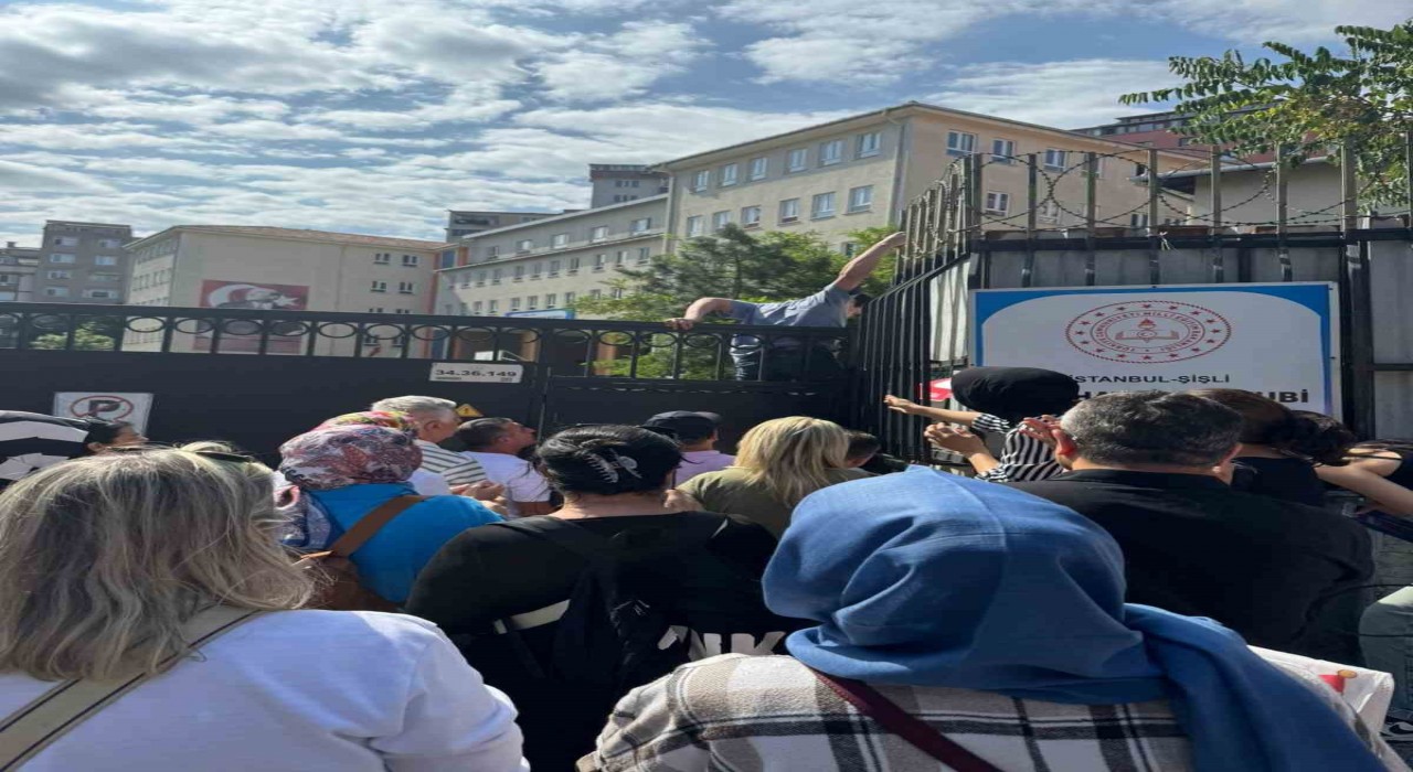 Sınava 1 dakika geç kaldıkları için alınmayan gençler okulun duvarından atladı