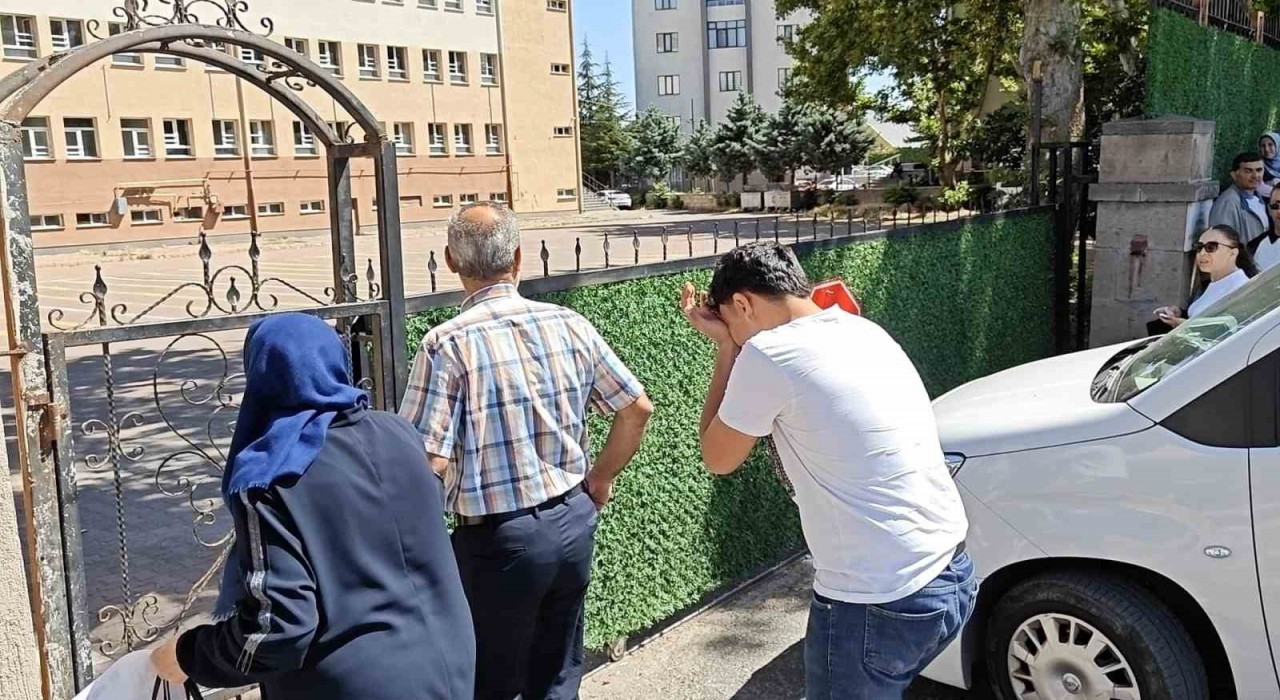 Sınava geç kalan öğrencinin ailesinden gazetecilere tepki