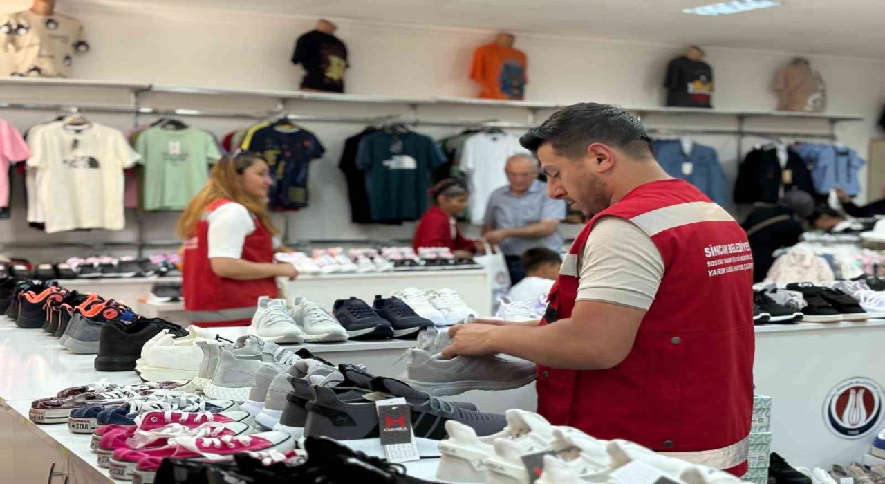 Sincan Belediye Başkanı Ercan çocuklara bayramlık hediye etti