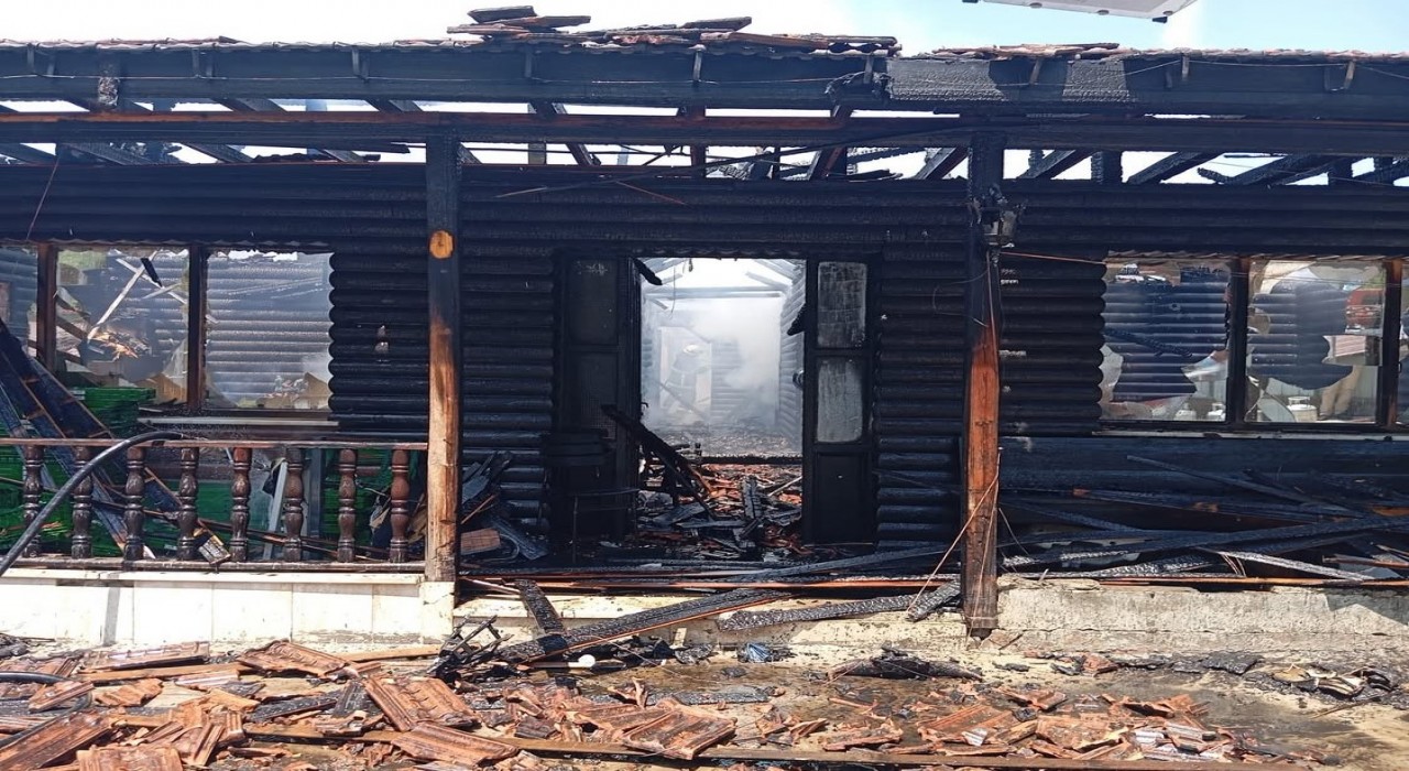 Sinopta kereste fabrikasında yangın: Yemekhane küle döndü