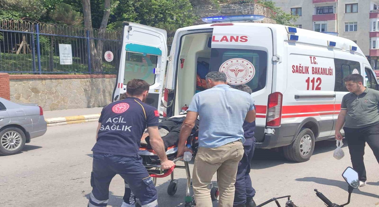 Sinopta otomobille çarpışan motosikletteki 2 kişi yaralandı