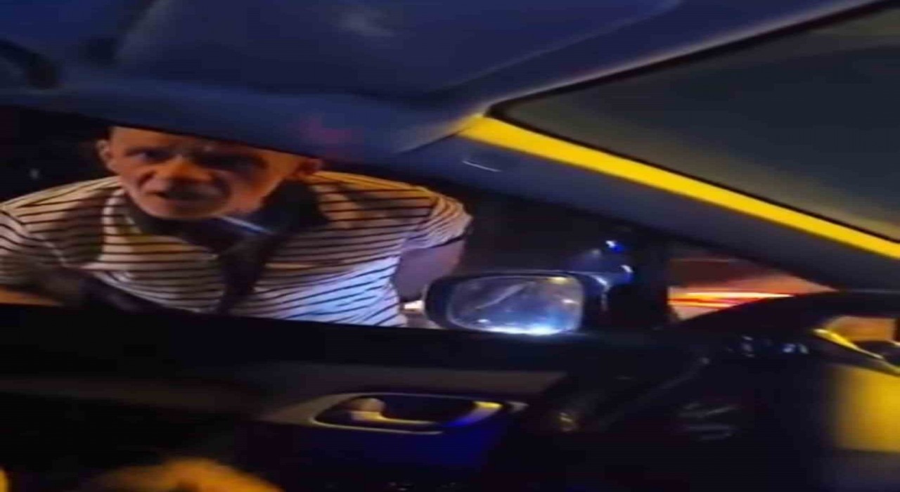 Sinyal vermeyen sürücünün önünü kesip camı yumrukladı