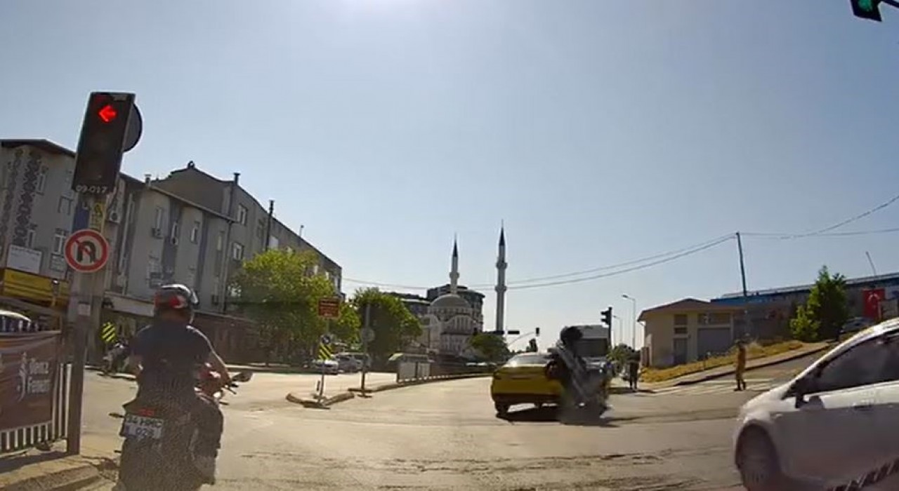 Şişlide taksi ile çarpışan motosiklet sürücüsü yaralandı