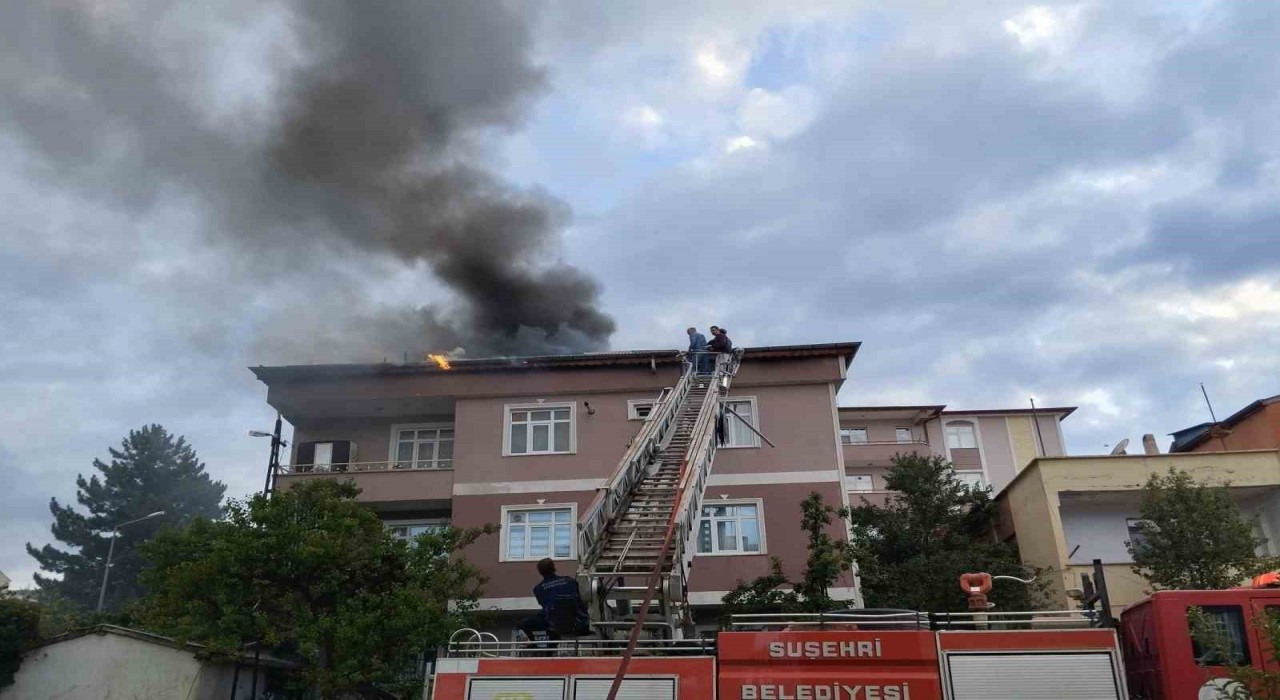 Sivasta korkutan çatı yangını