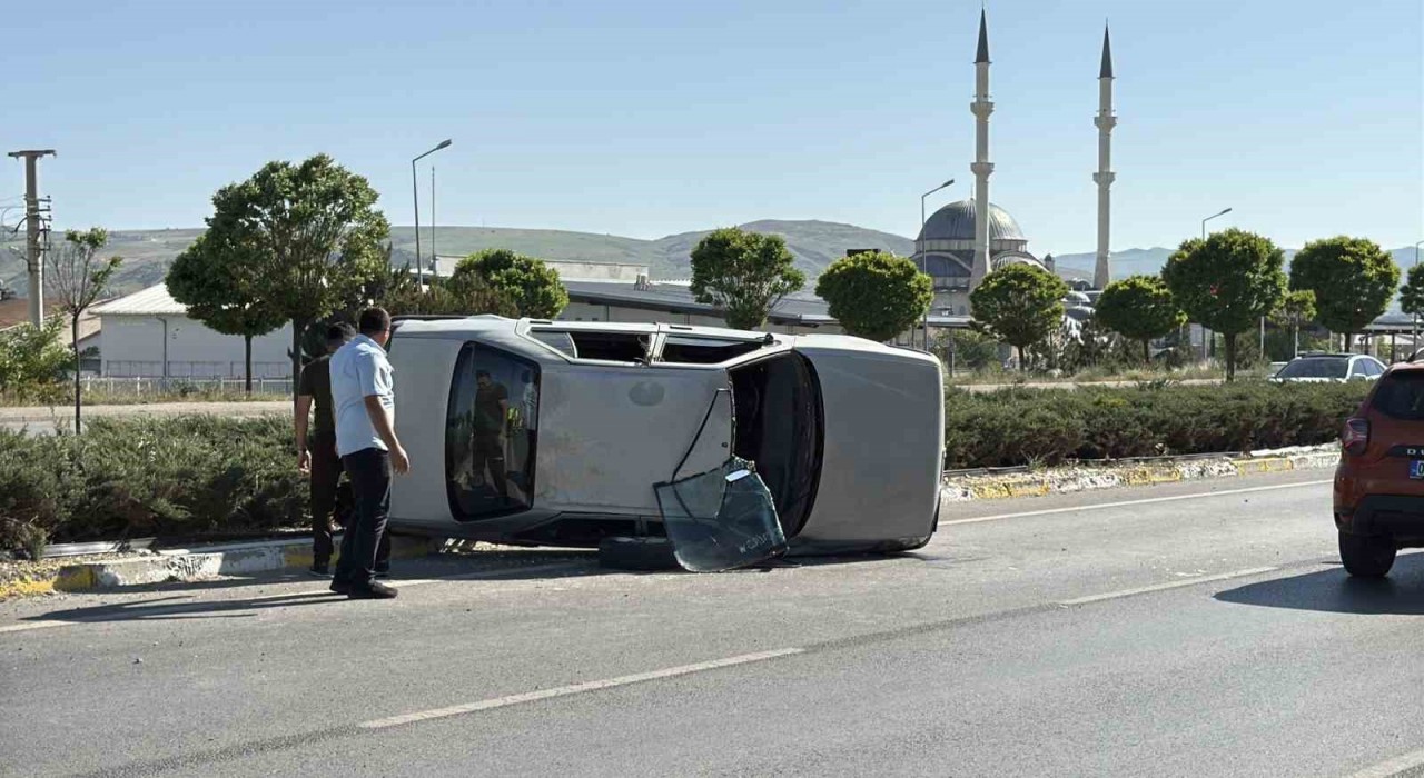 Sivasta otomobil takla attı: 2 kişi yaralandı