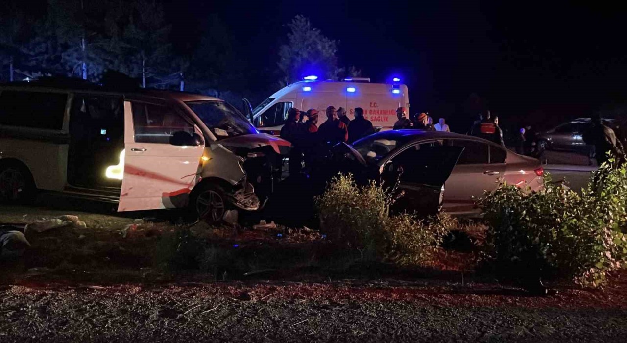 Sivasta ters yöne giren minibüs otomobille çarpıştı: 1 ölü, 8 yaralı