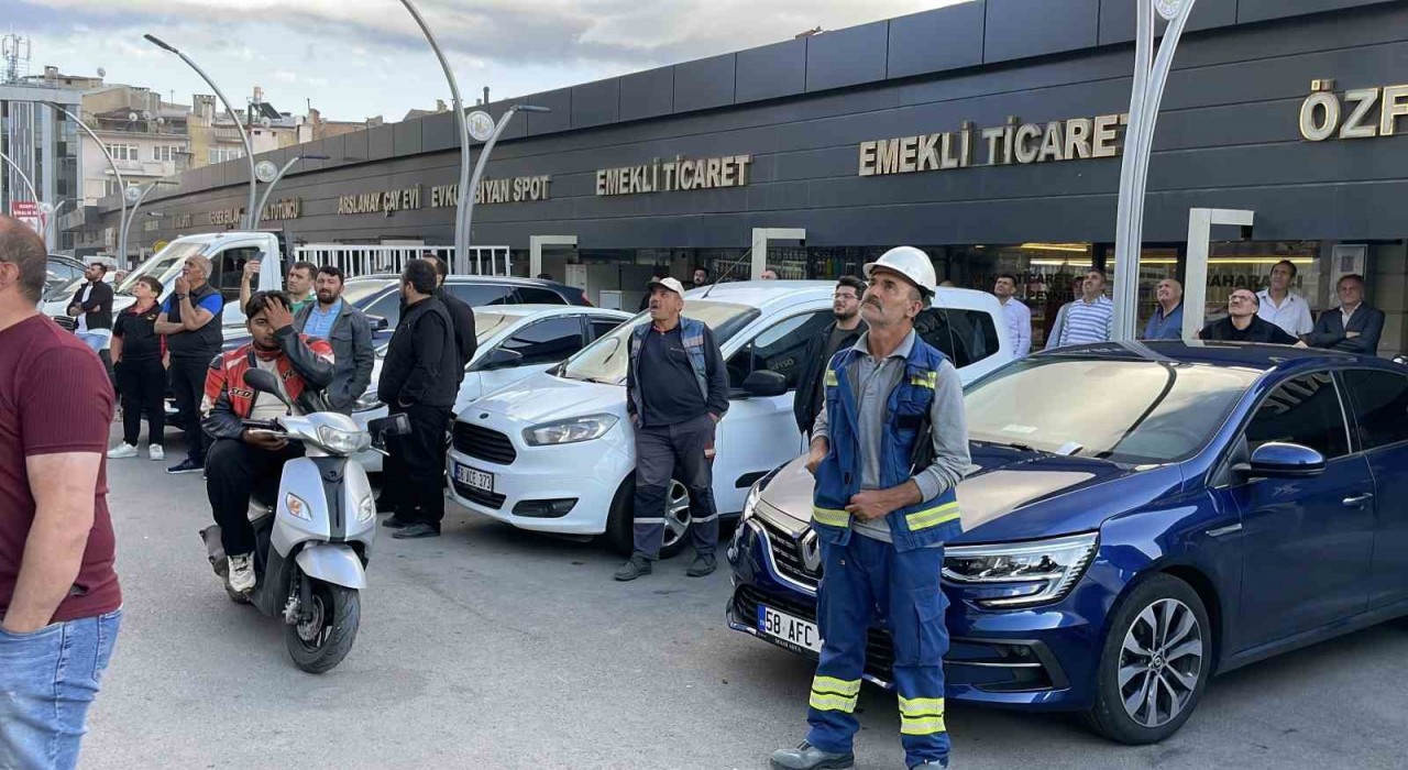 Sivasta vatandaşlar, yangını meraklı gözlerle izledi