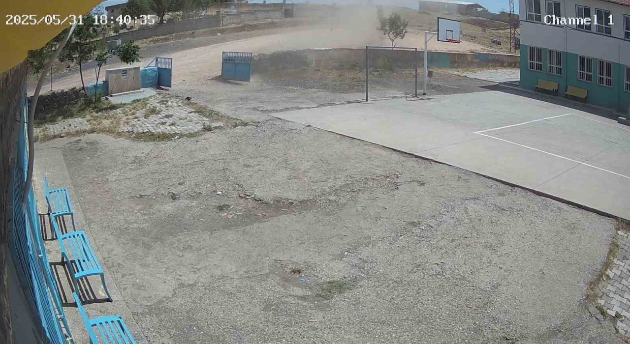 Siverekte hortum köy okulunda bahçe kapısını kırdı