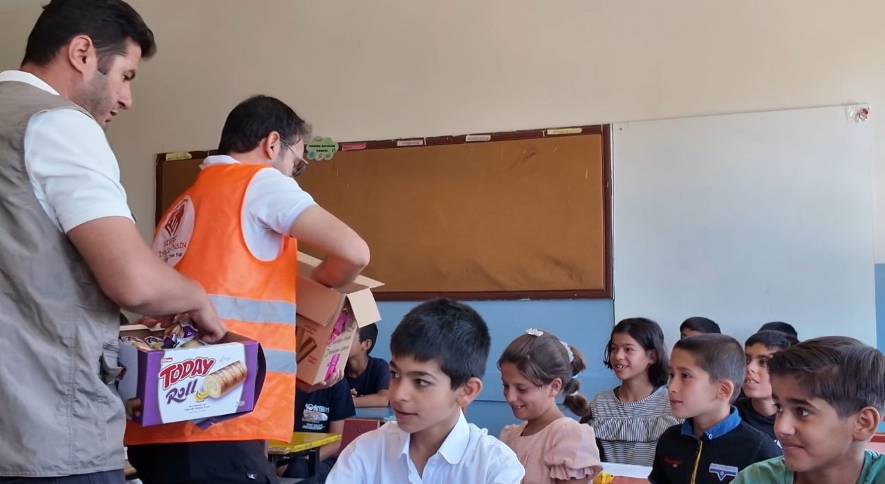 Siverekte öğrencilere karne gününde dondurma ve kek ikram edildi