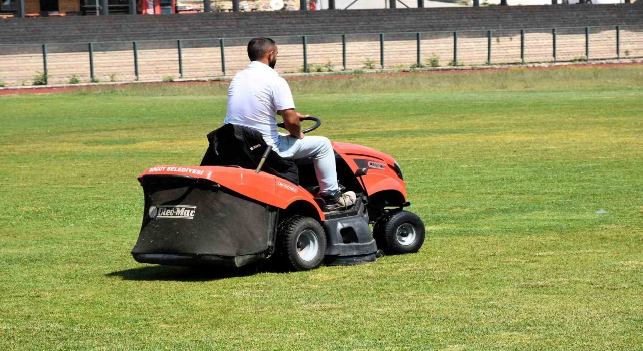 Söğütte çim biçme çalışmaları sürüyor