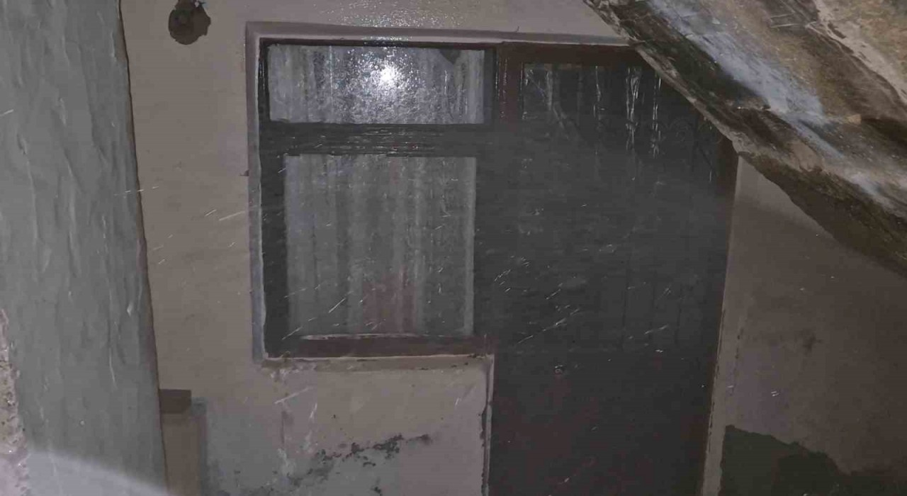 Sokaktan eve bağlanan su hattı patladı