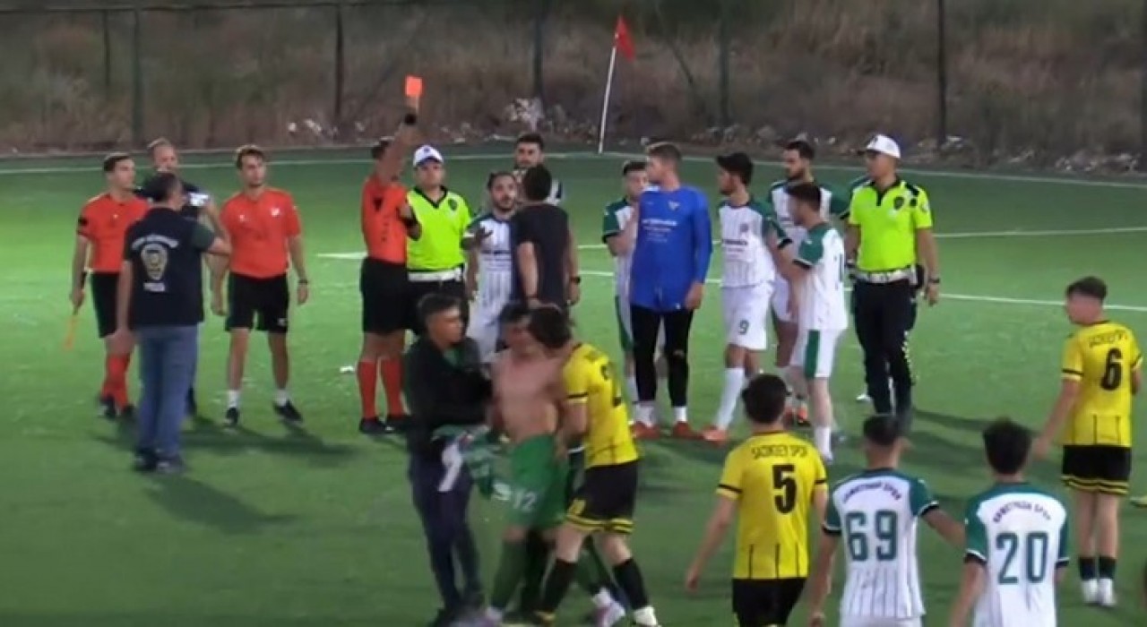Son saniyede atılan gol sayılmayınca saha karıştı