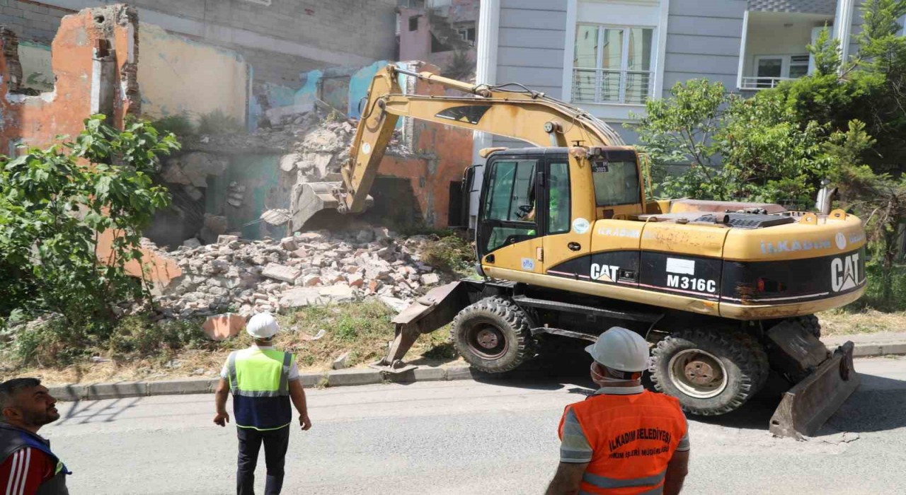 Suç yuvalarına neşter: İlkadımda metruk bina seferberliği