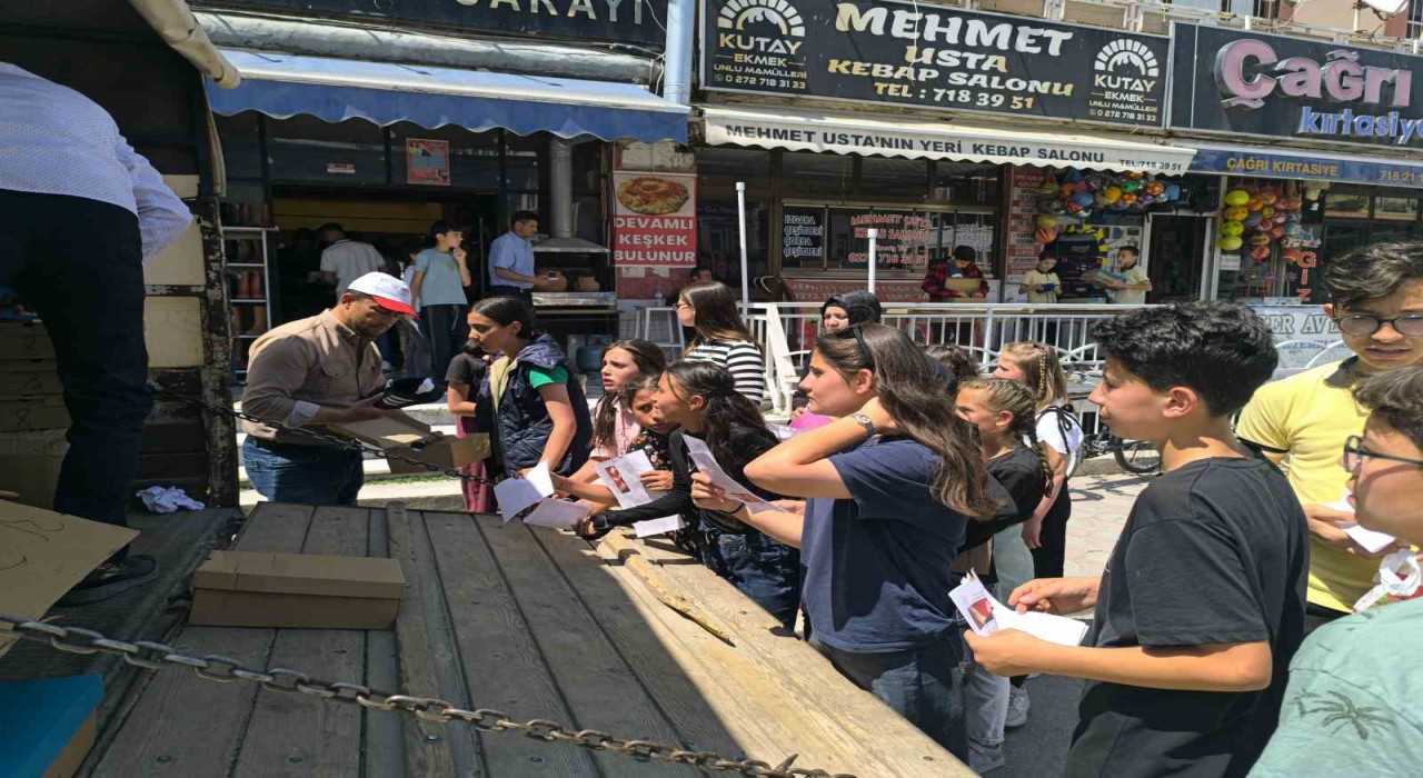 Şuhutta takdir belgesi alan öğrencilere ayakkabı sürprizi