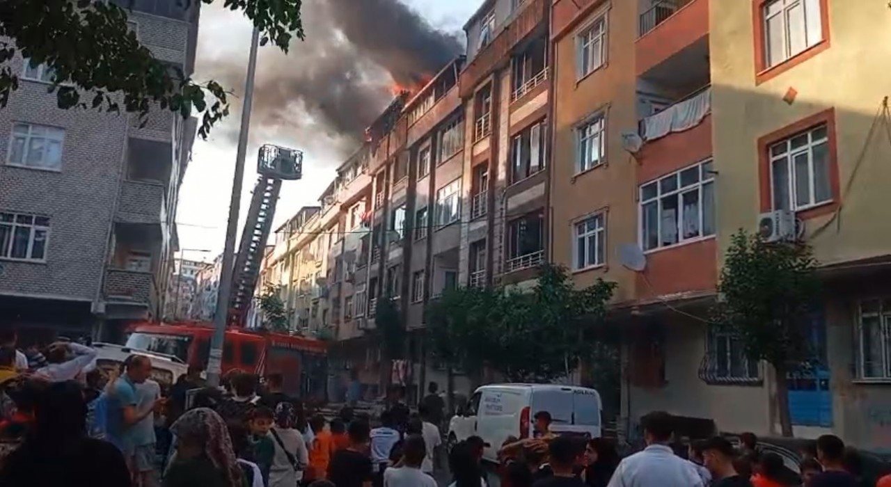 Sultangazide 4 katlı binanın çatısında yangın çıktı, alevler yan binalara sıçradı