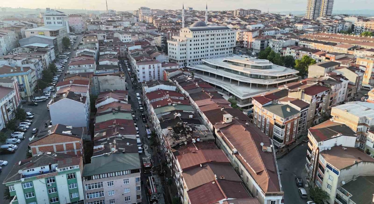 Sultangazide çatı yangını yan binalara sıçradı: Yanan çatılar dronla görüntülendi