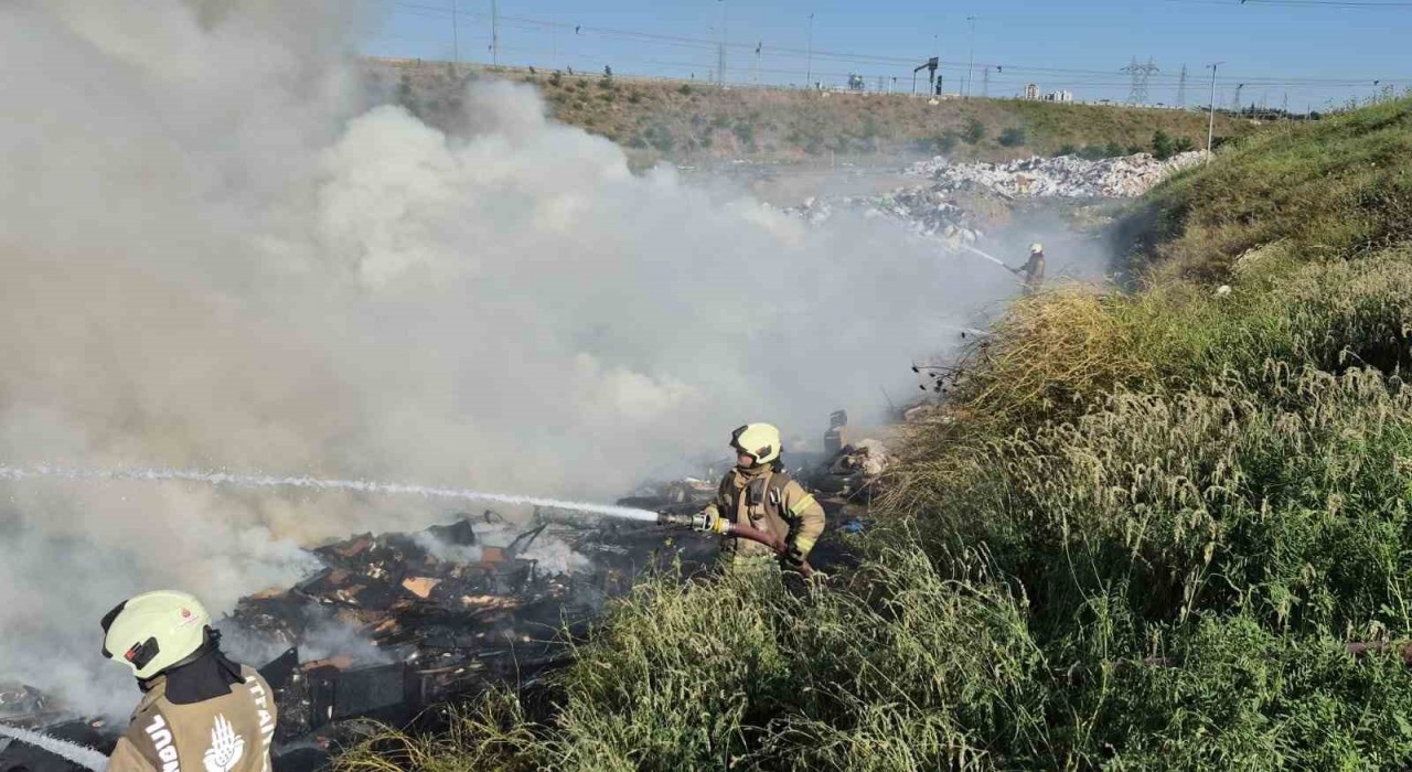 Sultangazide katı atık toplama alanında yangın çıktı