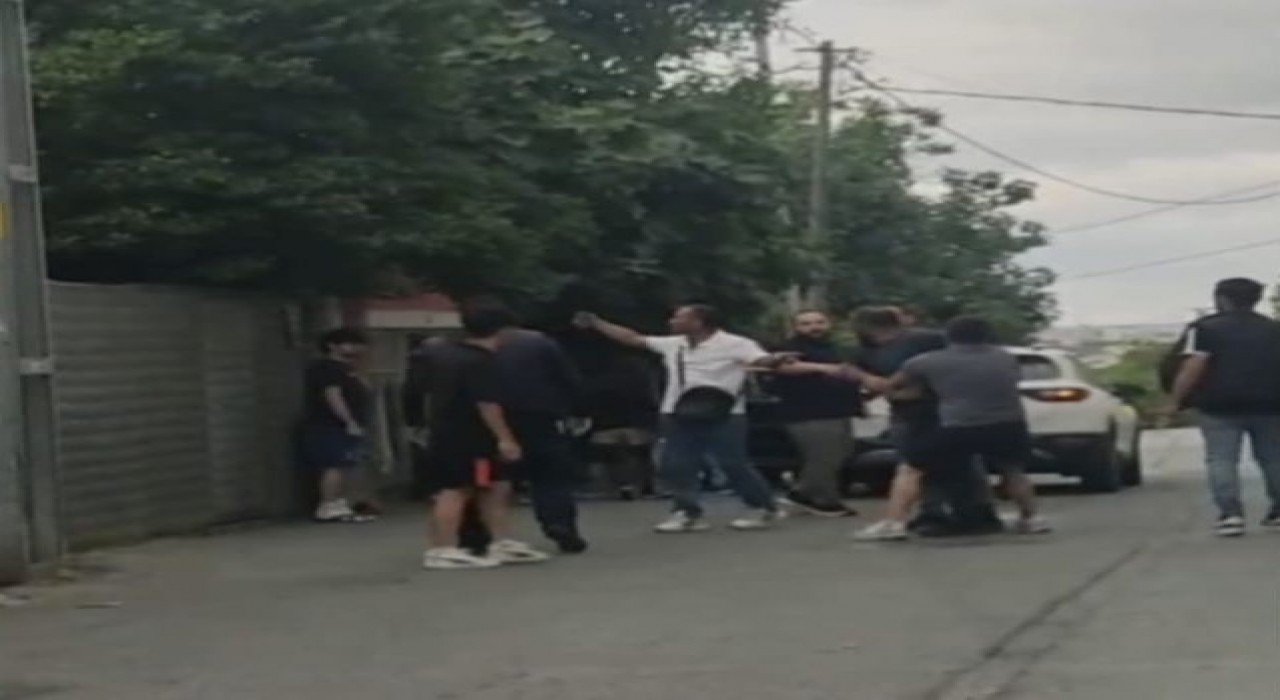 Sultangazide kimlik kontrolüne direnen alkollü şüpheli kadın polise saldırdı