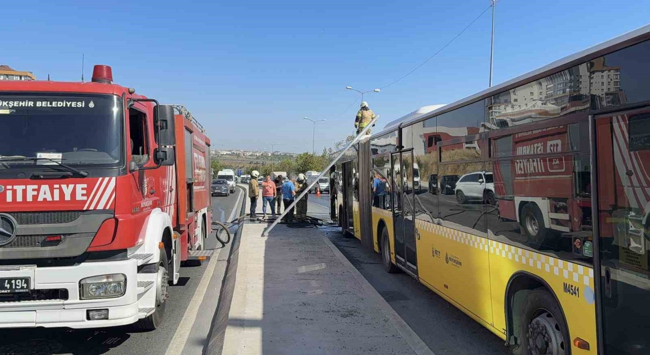 Sultangazide korku dolu anlar: İETT otobüsü alev aldı