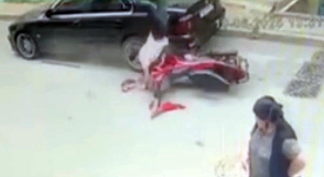 Sultangazide motosikletli, park halindeki otomobile çarptı