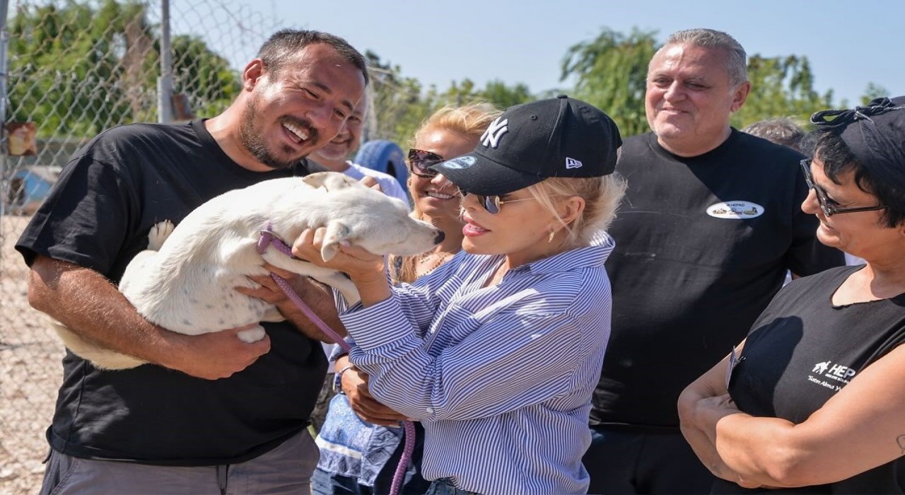 Süperstar Ajdadan Bursada barınak ziyareti