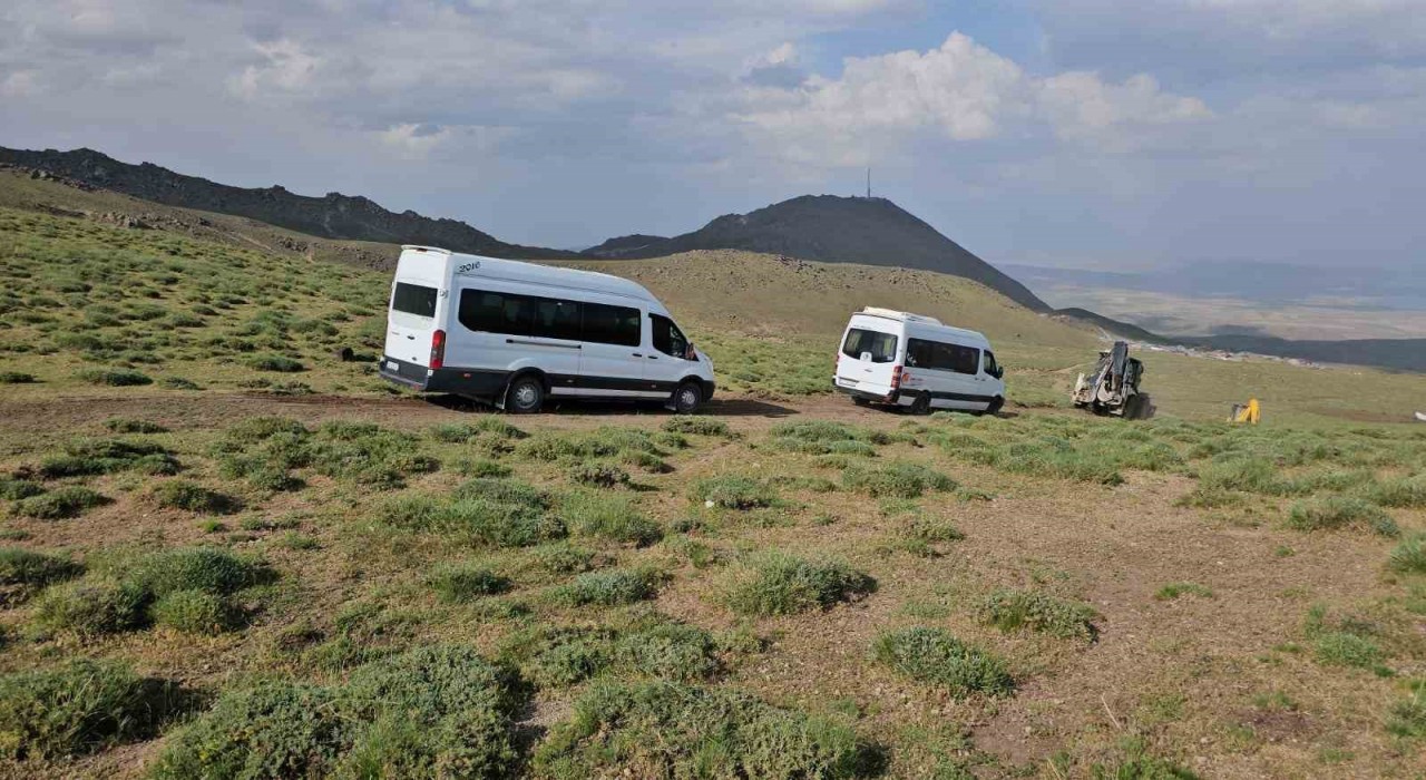 Süphan Dağına tırmanan dağcılar yolda mahsur kaldı: Yardıma Aydınlar Belde Belediyesi ekipleri yetişti