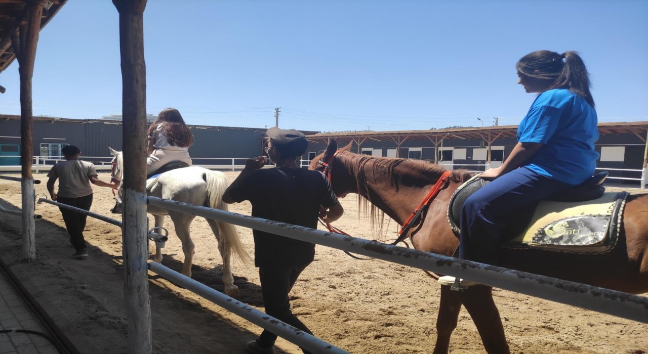 SYDVden destek alan öğrencilere karne hediyesi