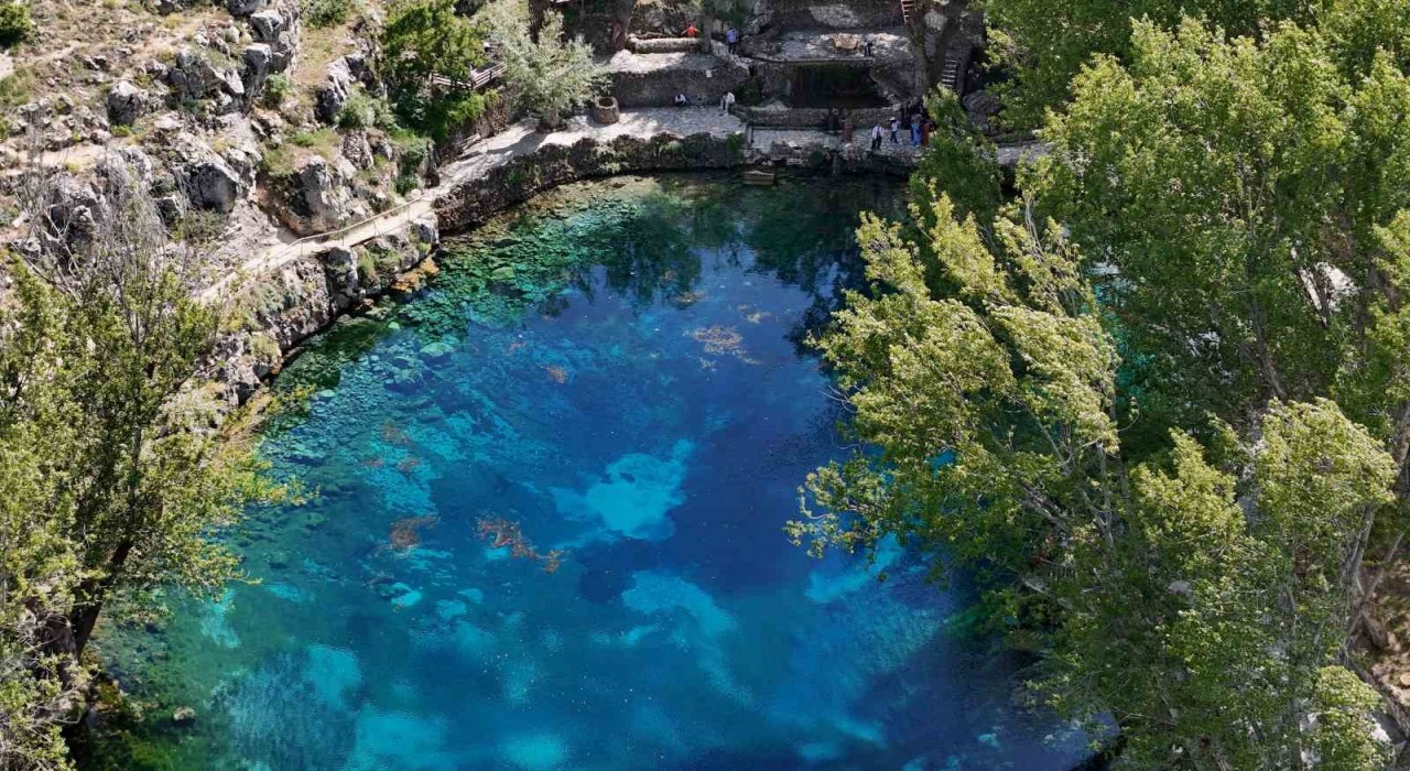 Tabiat harikası Gökpınar Gölü, turkuaz tonu ile herkesi hayran bırakıyor