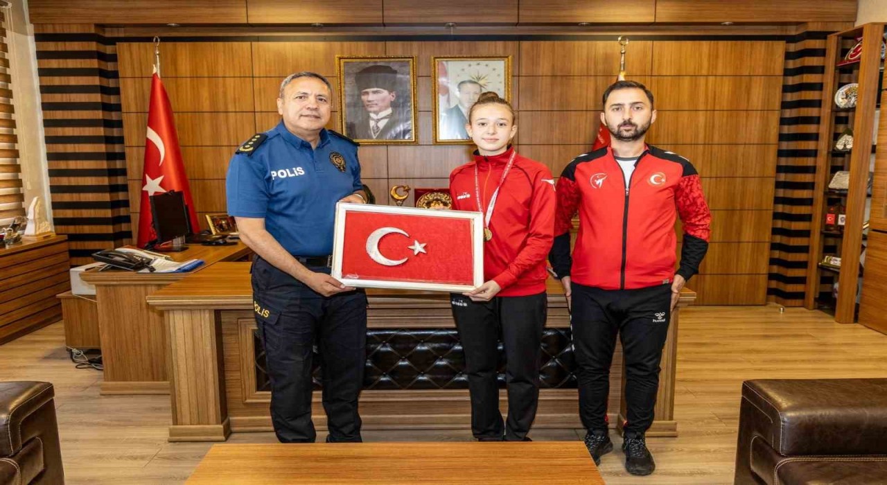 Taekwondo şampiyonu Ebrar Çakırı makamında ağırladı