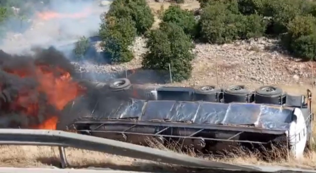 TAG Otoyolunda devrilen tır yandı: 1 yaralı