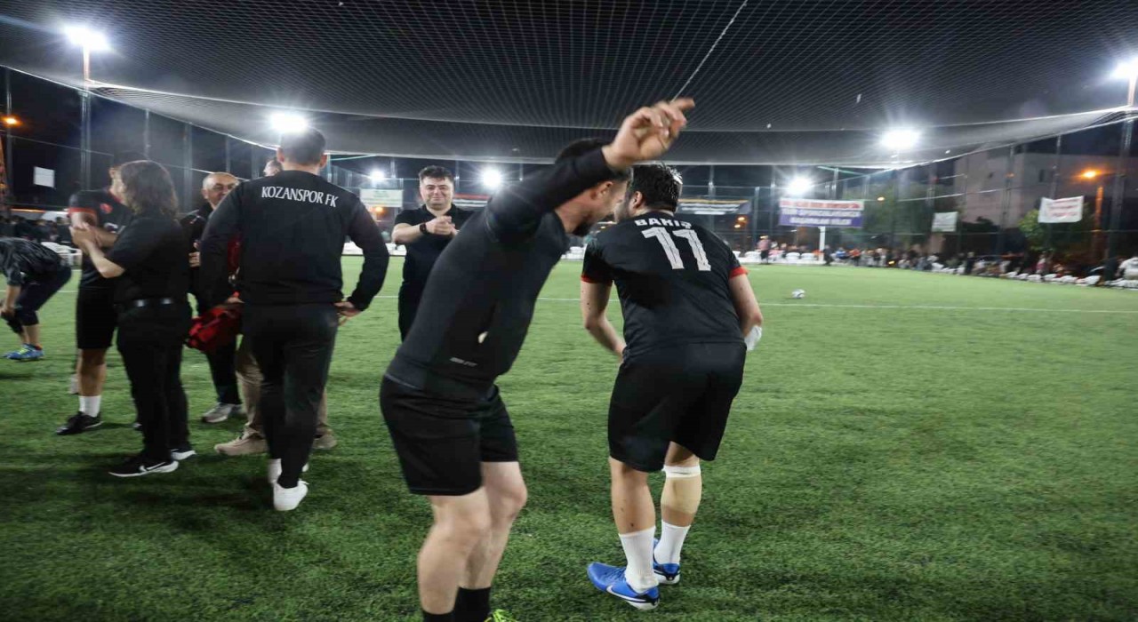 Takım şampiyon oldu, muhtar sahada göbek attı