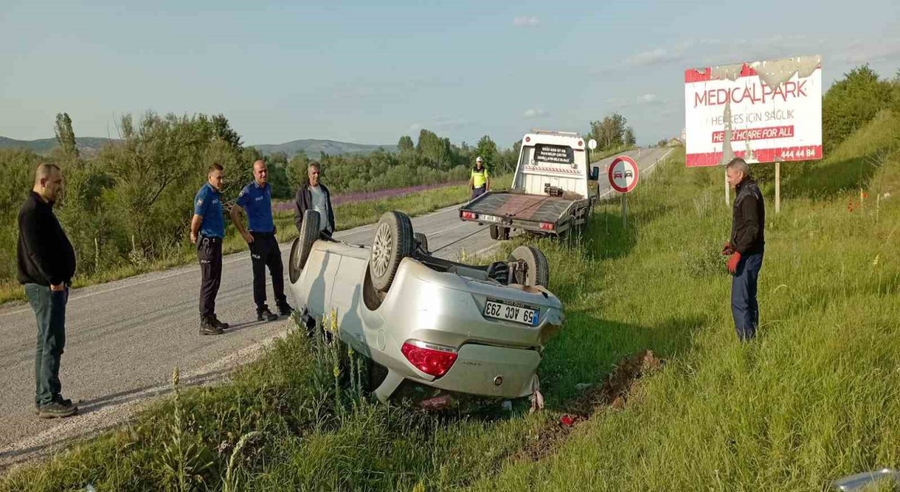 Takla atan araçtan yara almadan kurtuldu