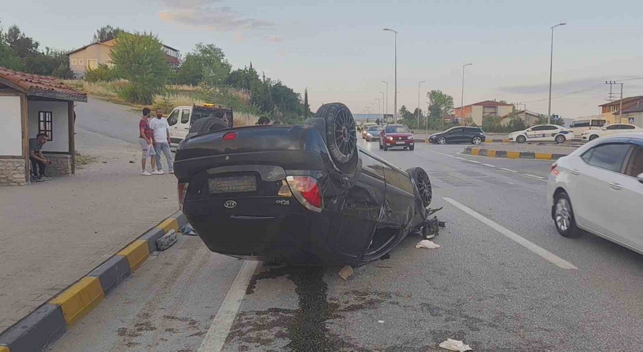 Takla atan otomobilde 3 kişi yaralandı