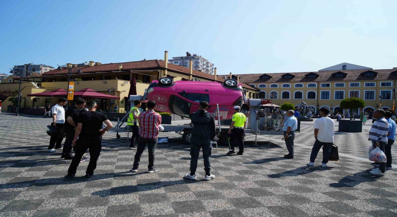 Takla atan simülasyon aracında emniyet kemerinin önemi uygulamalı anlatıldı