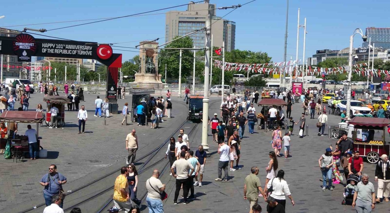 Taksim ve İstiklal Caddesinde bayram yoğunluğu