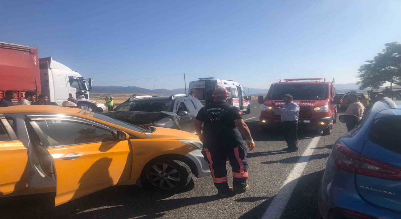 Taksiyle otomobil çarpıştı: 2 yaralı