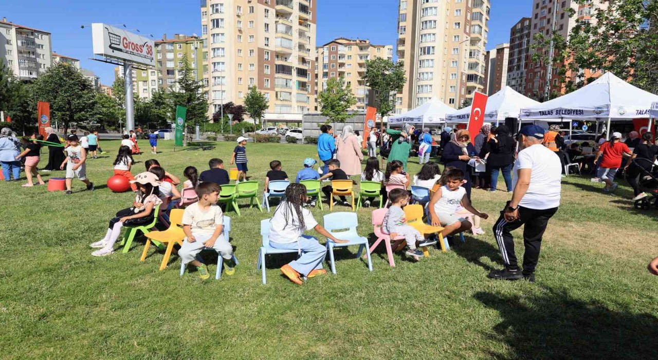 Talas Belediyesinden çocuklara karne hediyesi