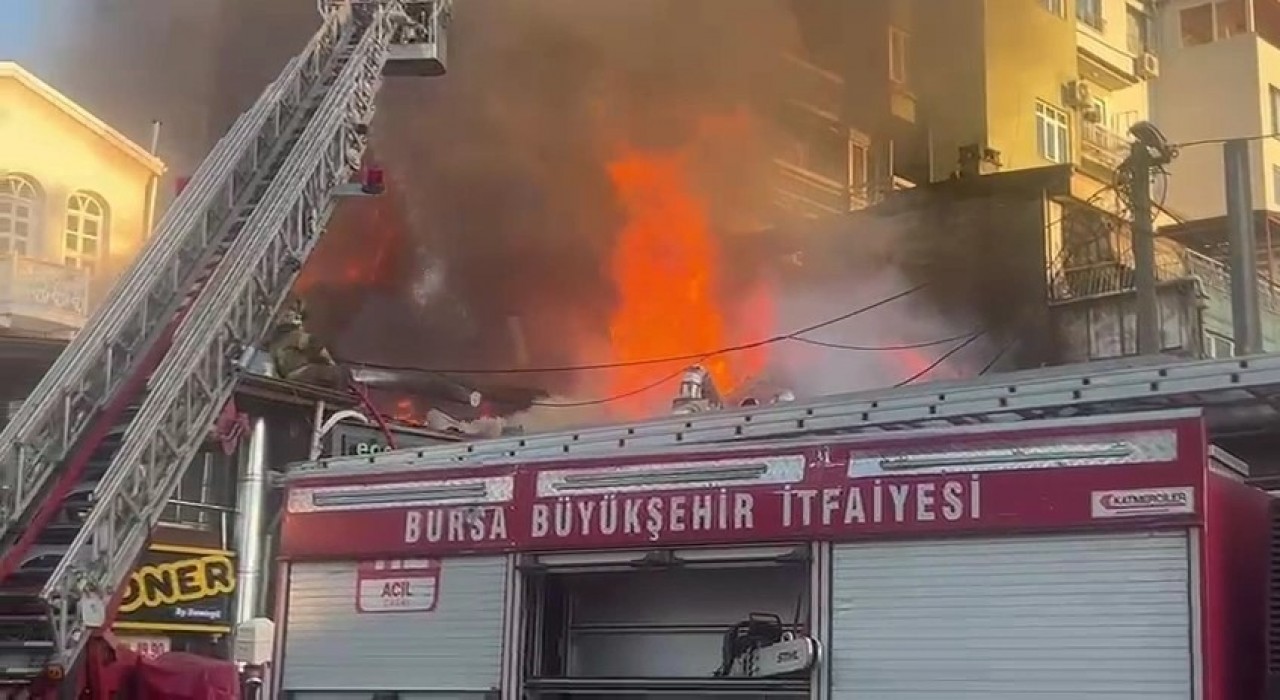 Tarihi semtte çıkan yangın söndürüldü: 5 iş yeri zarar gördü