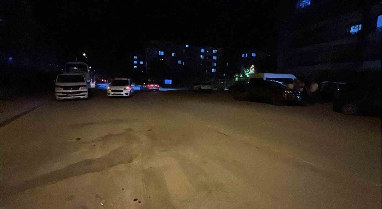 Tartışıp kovaladığı kişiyi bıçaklayıp kaçtı