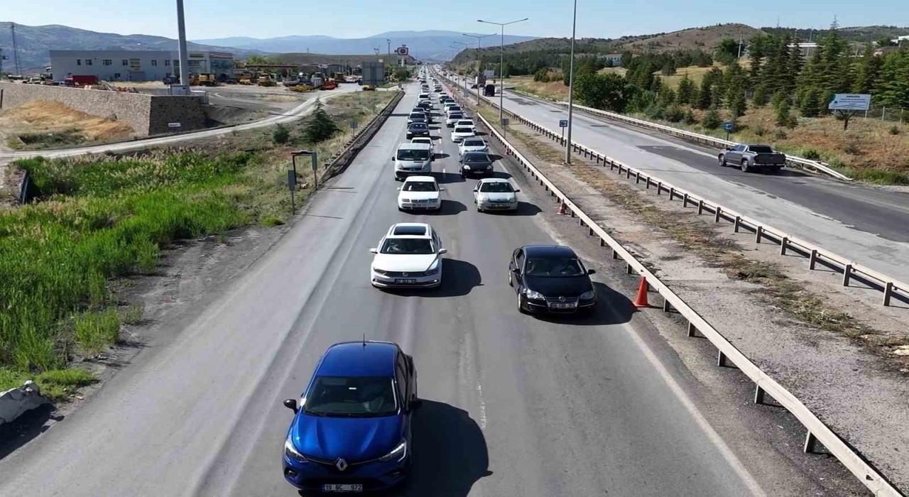 Tatilcilerin bayram yolcuğu sürüyor: 43 ilin geçiş güzergahında yoğun trafik