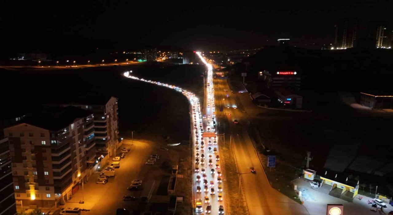 Tatilin son gecesinde trafik yoğunluğu zirve yaptı: 43 ilin geçiş güzergahı havadan görüntülendi