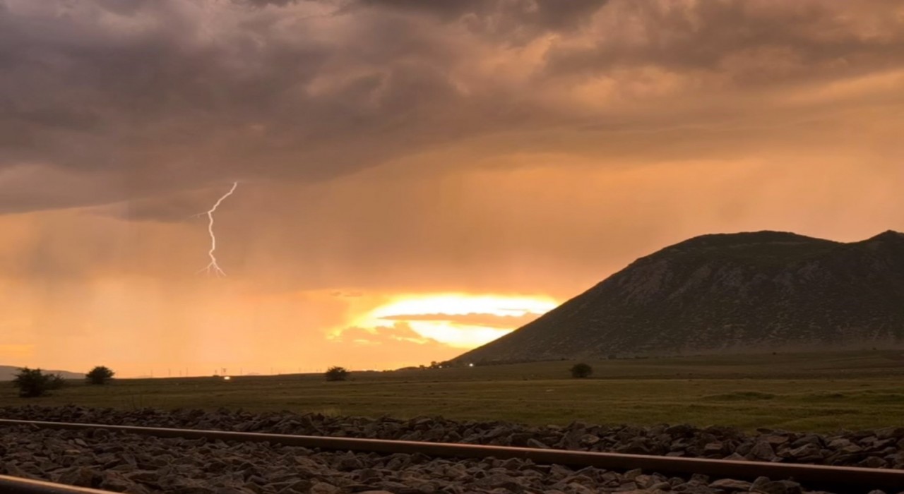 Tatvanda gökyüzü kızıla büründü