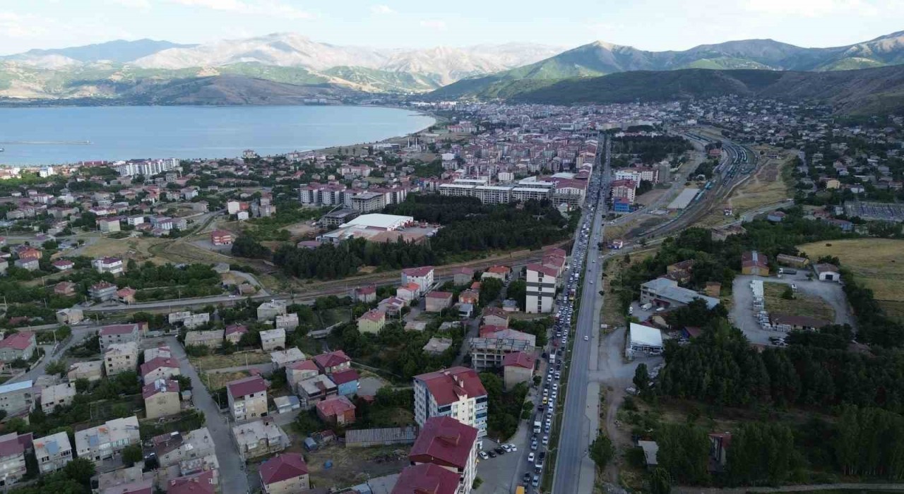 Tatvanda kilometrelerce araç kuyruğu oluştu