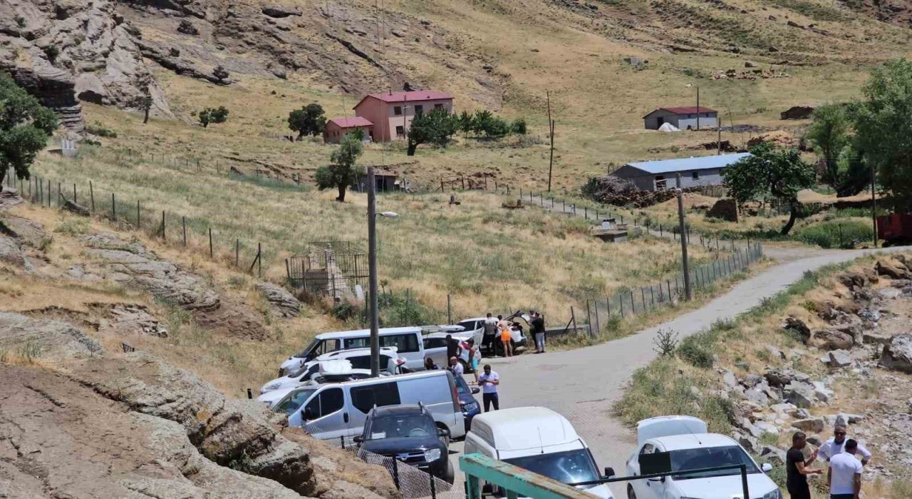 Tatvandaki İncekaya Mağaraları ve Bapir-i Kal Türbesine yoğun ilgi