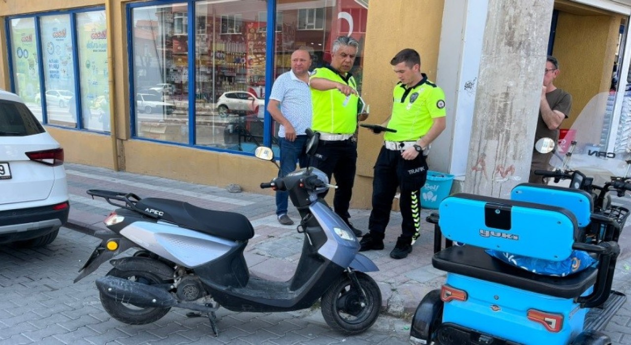 Tavşanlıda motosikletler çarpıştı, 1 yaralı