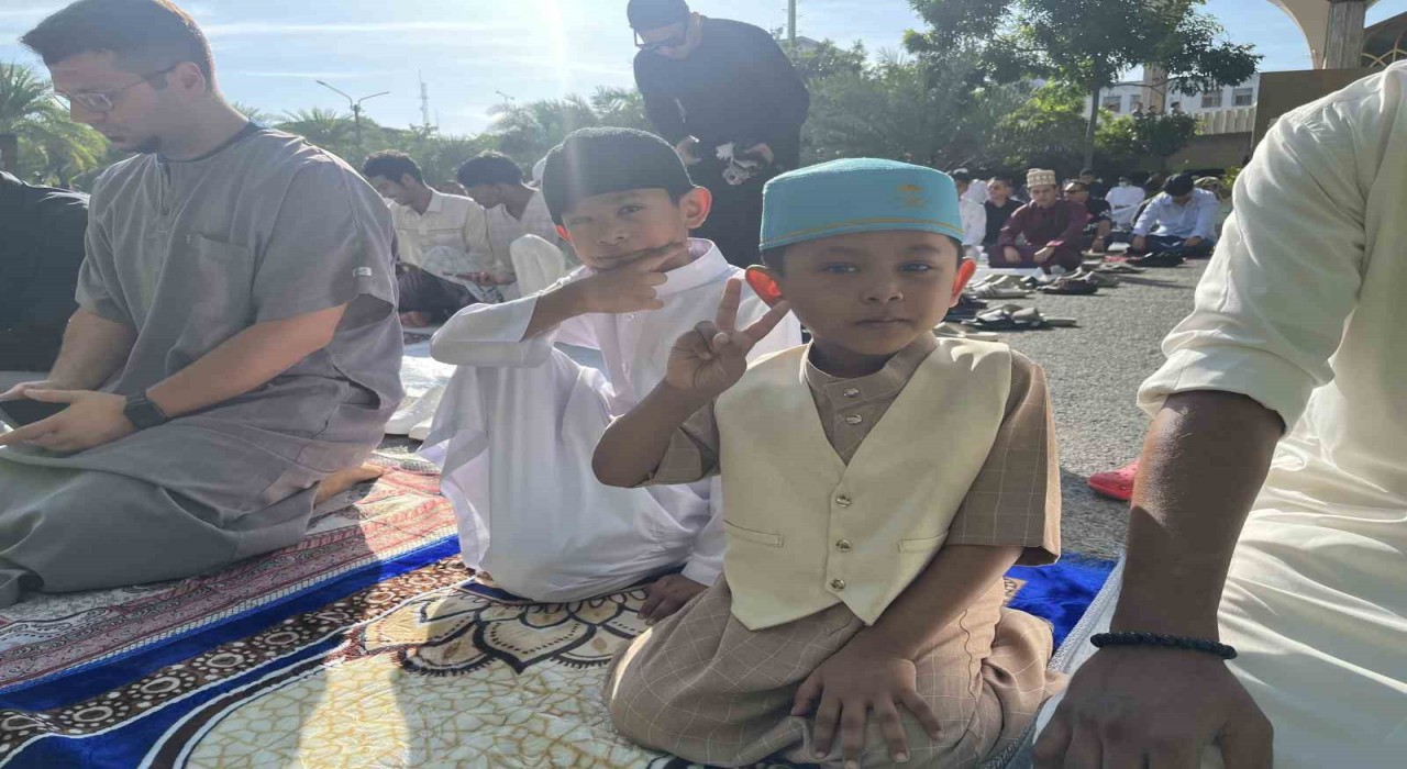 Taylandda Müslümanlar bayram namazında saf tuttu