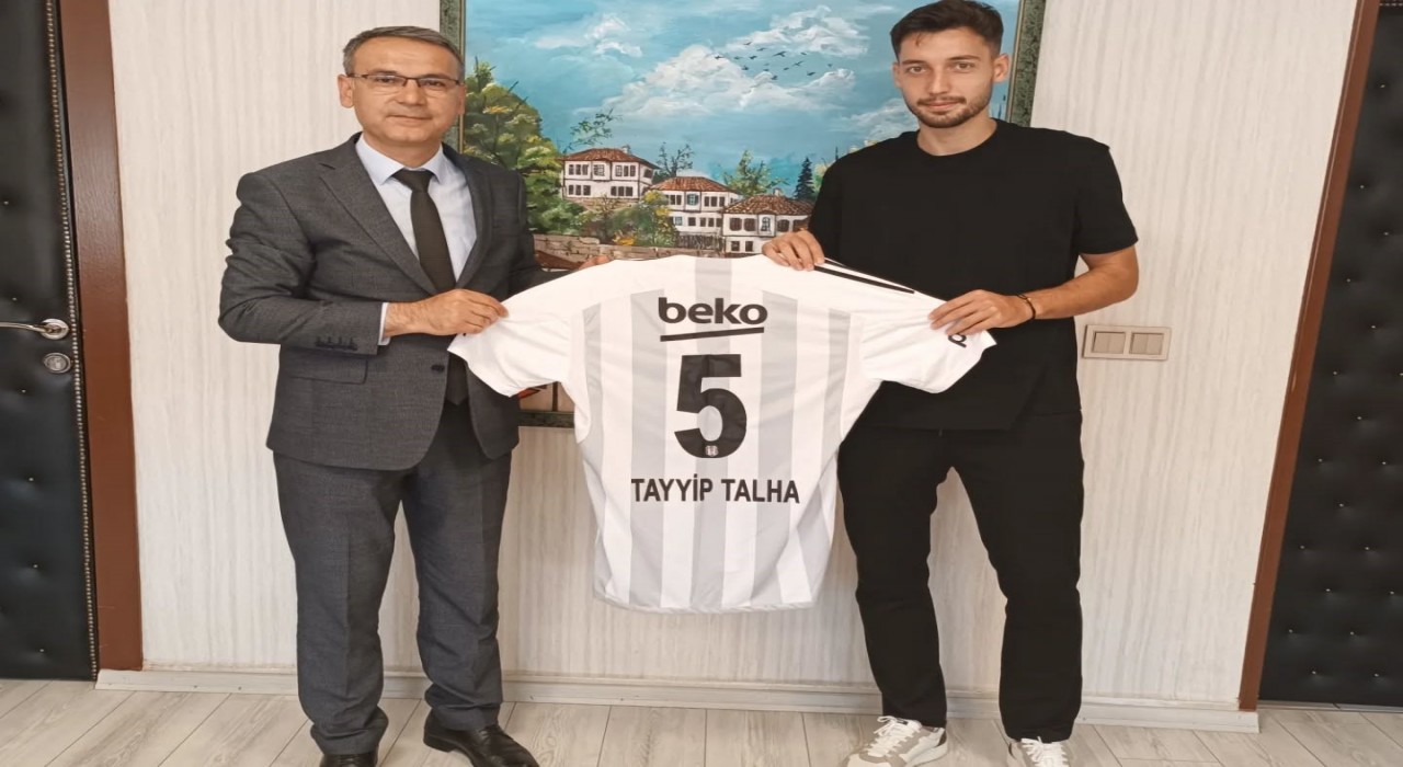 Tayyip Talha Sanuçtan lise öğretmenine Beşiktaş forması