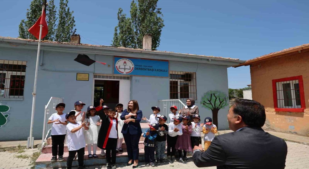 Tek kişilik mezuniyete vali katıldı